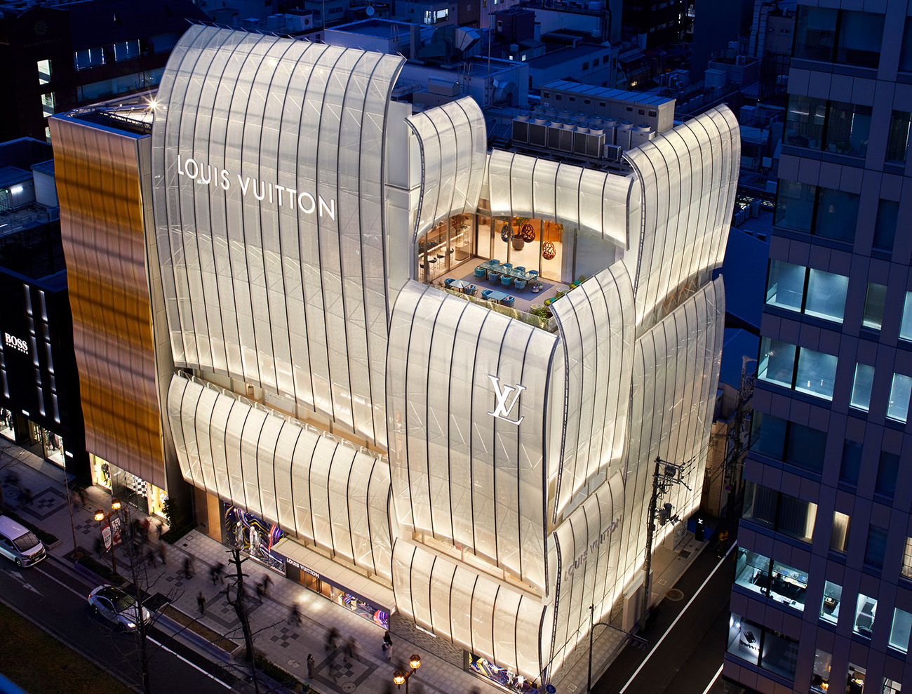 Cửa hàng Osaka hàng đầu của Louis Vuitton được bao phủ trong những cánh buồm cong